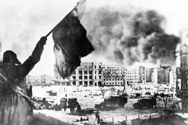 in feburary 1943, the 330,000 strong nazi forces encircled outside stalingrad, ceased its resistance and surrendered.