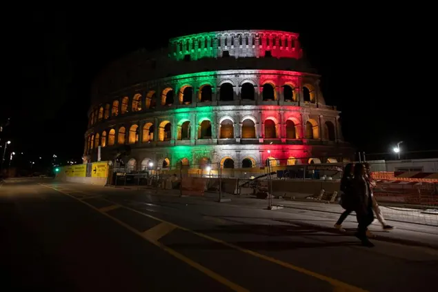 Il Colosseo illuminato con i colori della bandiera italiana (Copyright 2020 The Associated Press. All rights reserved)