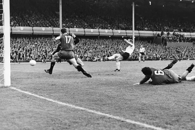 Uwe Seeler in gol con la maglia della\\u00A0Germania Ovest nella partita del mondiale,\\u00A0giocata contro la Spagna il 20 luglio 1966 a Villa Park, Birmingham, Regno Unito. I tedeschi hanno vinto la partita 2 a 1 raggiungendo l'Uruguay nei quarti di finale. Alla fine arriveranno secondi, sconfitti 4 a 3 dall'Inghilterra (AP Photo/Bippa)