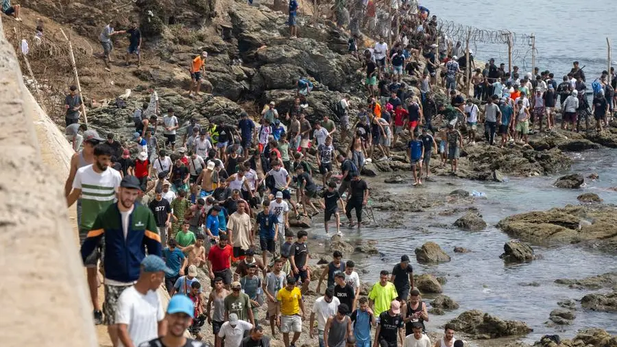 L’Italia e l’Ue si chiudono in fortezza per gestire la crisi migratoria, con controlli alle frontiere e hub esternalizzati
