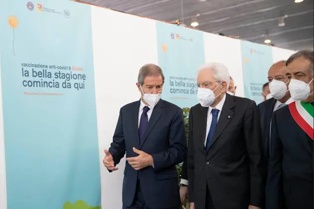 23/05/2021 Palermo, il presidente Sergio Mattarella, visita l'Hub vaccinale anti Covid,della Fiera del Mediterraneo a Palermo