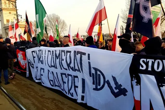 («Fuori i camerati dalle galere!». Con questo striscione Forza nuova ha sfilato giovedì a Varsavia alla marcia neofascista.\\u00A0Foto telegram)