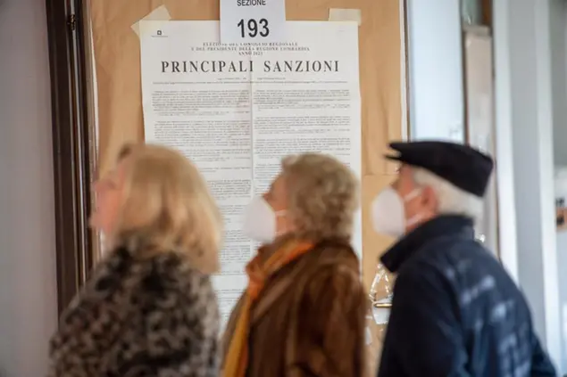 12 Febbraio 2023 Milano, Italia Seggi elettorali elezioni lombarde Regionali 2023 Ermes Beltrami/LaPresse