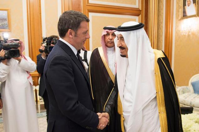 Un incontro del 2015 tra Renzi e il re dell'Arabia Saudita a Riad\\u00A0(\\u00A9 LaPresse/Palazzo Chigi/Tiberio Barchielli)