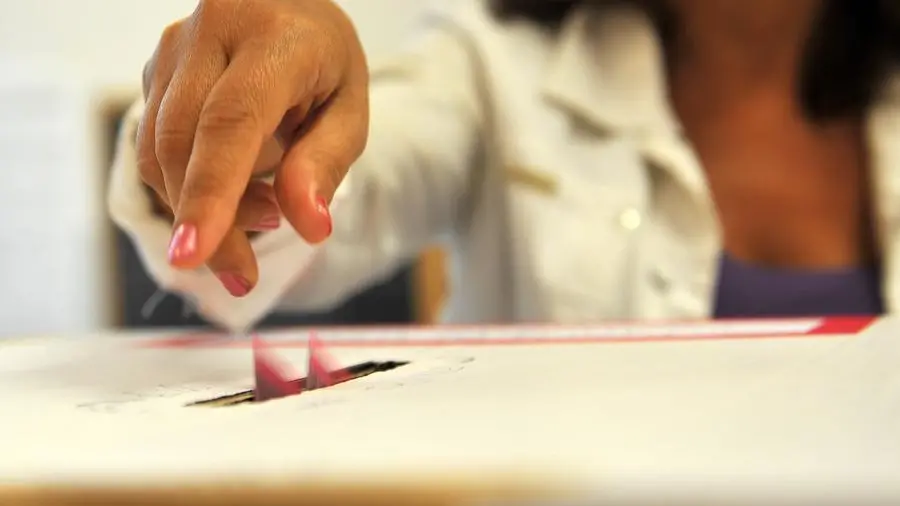 Un elettore esprime un voto di preferenza per un candidato, in un contesto di elezioni politiche