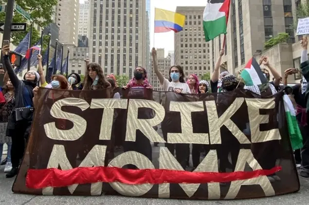 Le proteste del IIAAF al MoMA di New York. Foto\\u00A0Hakim Bishara (Hyperallergic)