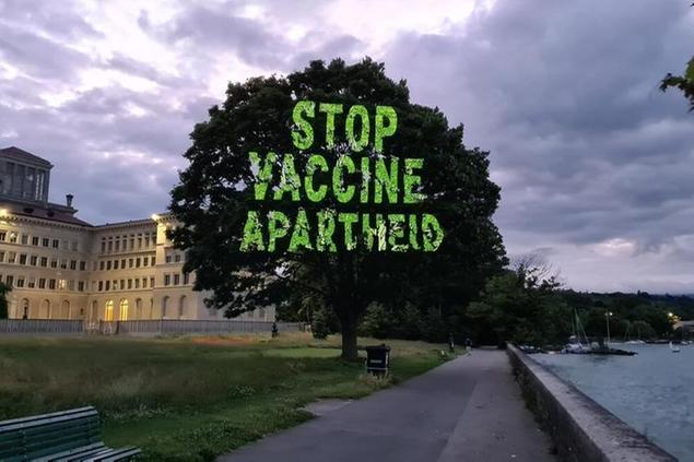 (Greenpeace ha proiettato questi slogan sulla sede della Wto di Ginevra alla vigilia del vertice sui brevetti. Ph. Maxime Gautier / Greenpeace)