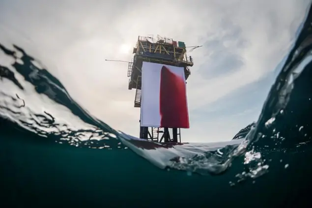 Gli alpinisti di Greenpeace installano una nuova opera del famoso artista Anish Kapoor