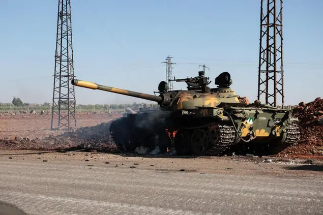 Un carro armato danneggiato colpito da un attacco aereo israeliano nei pressi di Al Mazra'a, fuori dalla città a maggioranza drusa di Sweida in Siria meridionale.