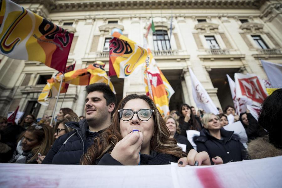 I salari da poveri degli insegnanti, sottopagarli condanna al declino