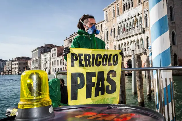 Venezia, Greenpeace in azione alla Regione per chiedere lo stop agli scarichi di Pfas nel 2017 (Foto Ufficio Stampa Greenpeace/Francesco Alesi/LaPresse)