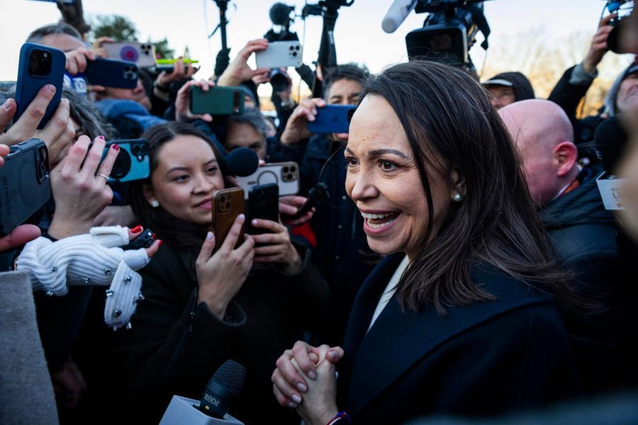 Machado ha consegnato il suo Nobel a Trump: «Per il suo impegno nella difesa della libertà in Venezuela»