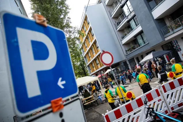 Il Parking day di Stoccarda: per un giorno i posti del parcheggio per le auto sono utilizzati in modi diversi, un modo per ri-generare gli spazi della citt\\u00E0 Photo by: Tom Weller/picture-alliance/dpa/AP Images