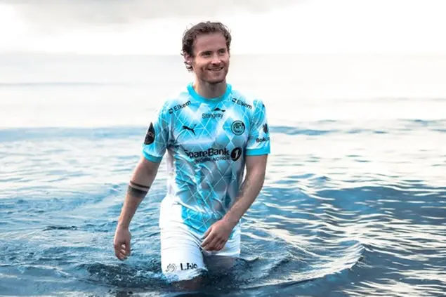 La terza maglia del Bodø/Glimt: così la squadra norvegese vuole sensibilizzare sullo scioglimento del ghiacciaio Svartisen (Credits: Bodø/Glimt)