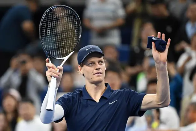 Jannik Sinner, al rientro in campo dopo la sconfitta in finale degli Us Open contro Carlos Alcaraz, ha vinto agilmente su Marin Cilic per 6-2 6-2 al torneo Atp 500 di Pechino (FOTO AFP)