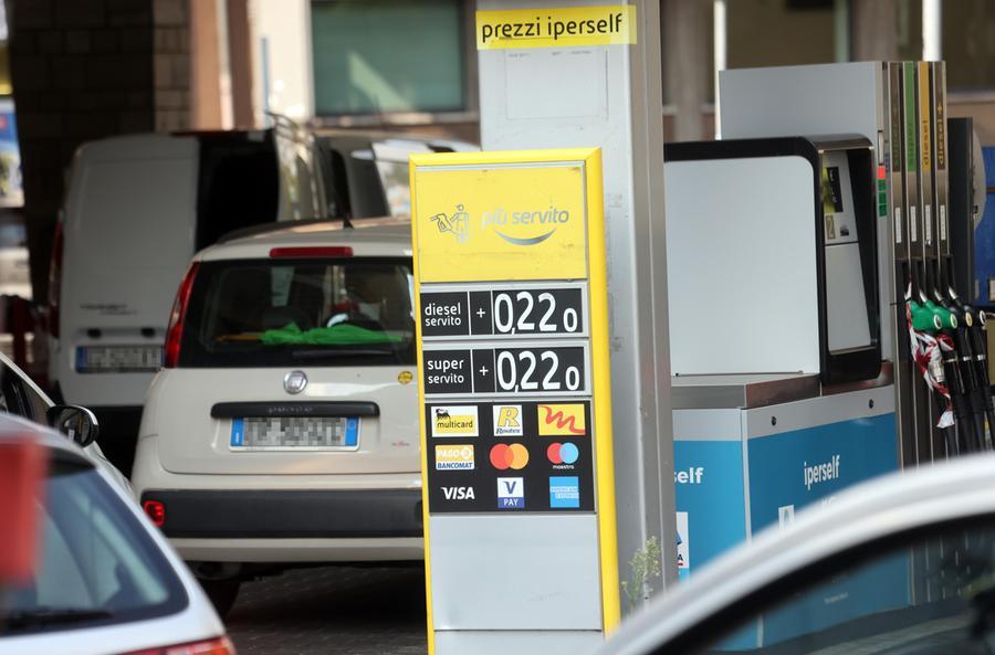 Resa sui carburanti. A ottobre gli sconti saranno azzerati