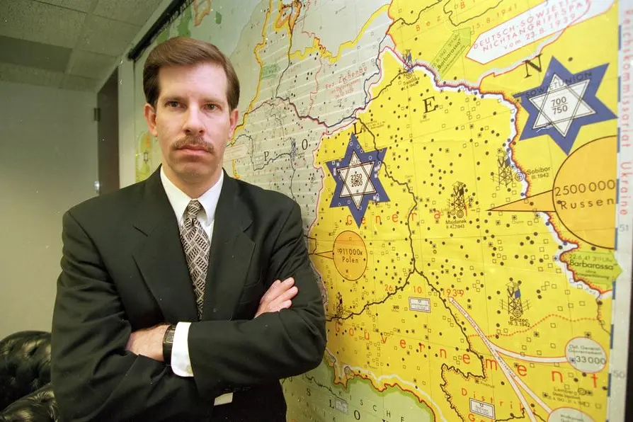 Eli Rosenbaum, capo dell'Ufficio per le indagini speciali del dipartimento di Giustizia, posa accanto a una mappa della Germania della Seconda guerra mondiale che mostra le posizioni dei campi di concentramento, il 29 marzo 1995 a Washington. L'unità di Rosenbaum era\\u00A0specializzata nella caccia agli ex nazisti. Lui ora si occuperà di crimini di guerra in Ucraina (Ap)