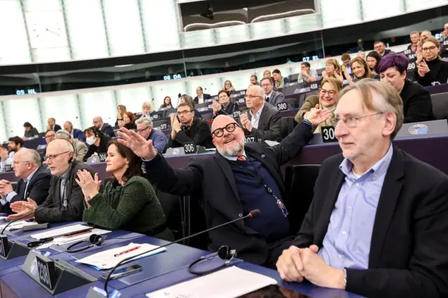 (Marc Angel, al centro con maglione blu e occhiali, esulta per la sua elezione a vicepresidente. Foto Europarl.)