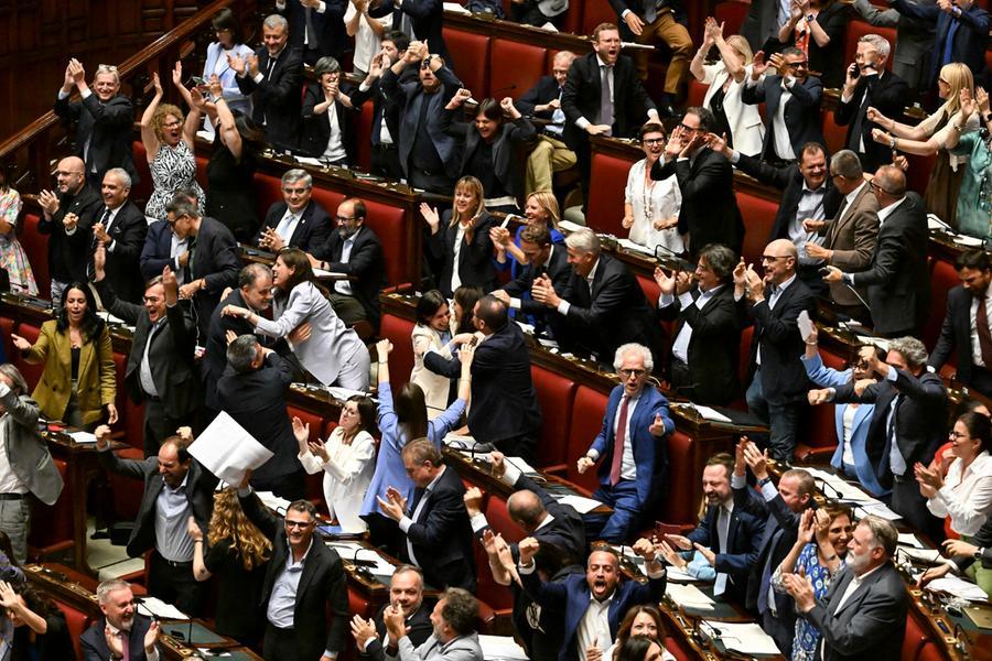 C’è poco da festeggiare, le dimissioni del governo sono un miraggio