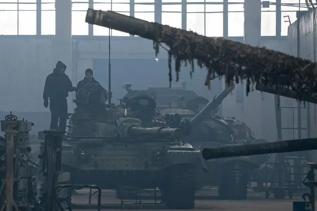 Una fabbrica di carri armati a Kharkiv fotografata prima della guerra\\u00A0(AP Photo/Evgeniy Maloletka)
