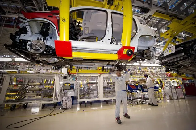 La catena di montaggio per la Fiat Panda a Pomigliano d'Arco. ANSA / CIRO FUSCO
