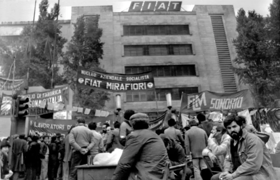 Una protesta davanti ai cancelli di Mirafiori nel 1980 (foto Ansa)