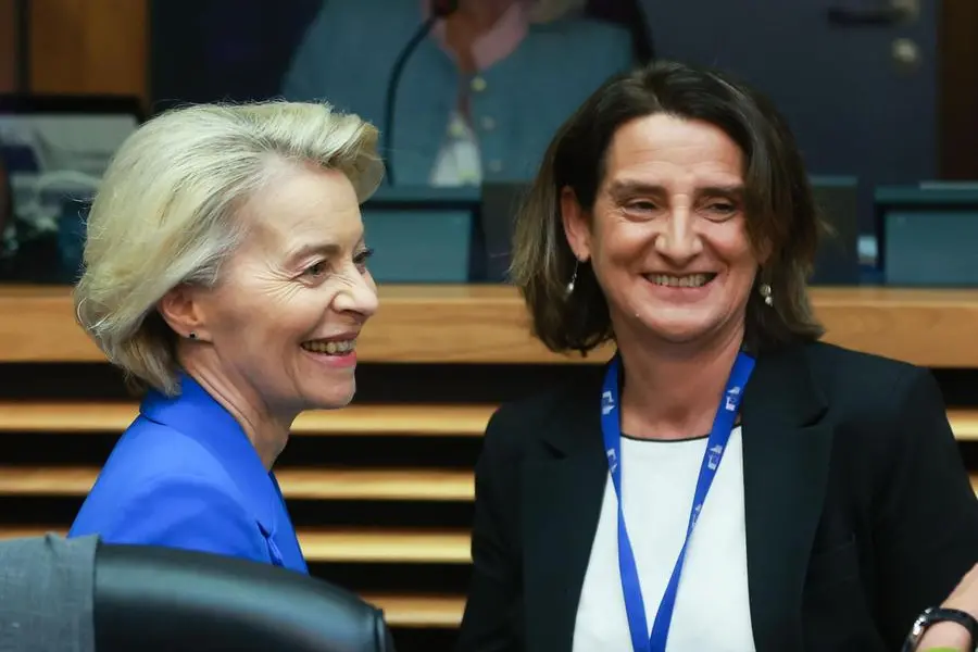 La presidente della Commissione europea Ursula von der Leyen con la vicepresidente Teresa Ribera (foto EPA)