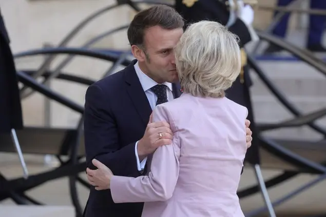 (Macron con von der Leyen. Foto Epa/Ansa)