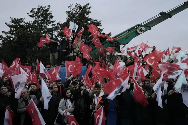 Manifestanti che protestano contro la condanna di\\u00A0Ekrem Imamoglu (AP Photo/Khalil Hamra)