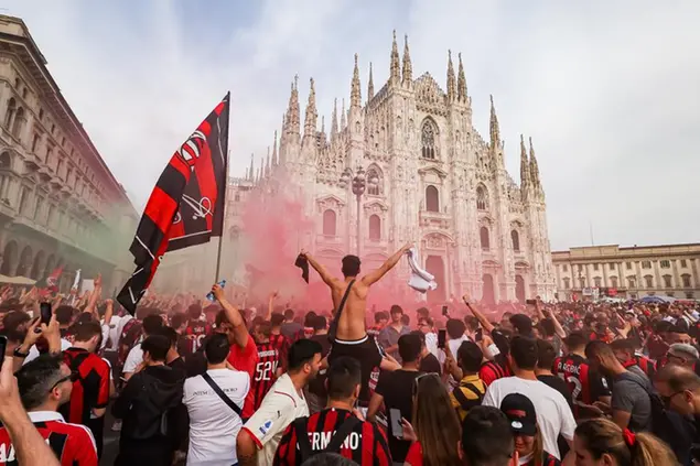 I tifosi rossoneri per le strade di Milano (LaPresse)