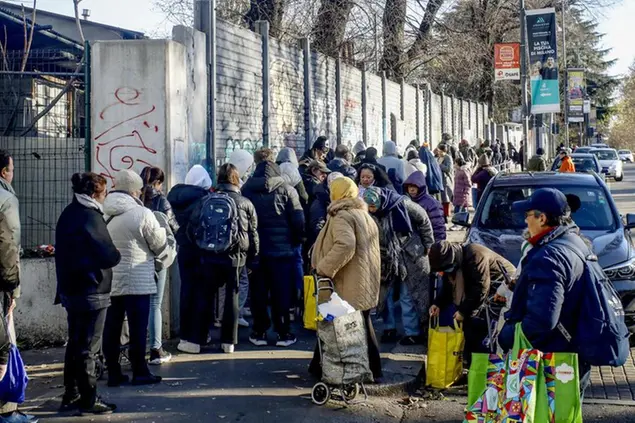 La coda per la distribuzione di generi alimentari ai bisognosi nella sede della Onlus Pane Quotidiano
