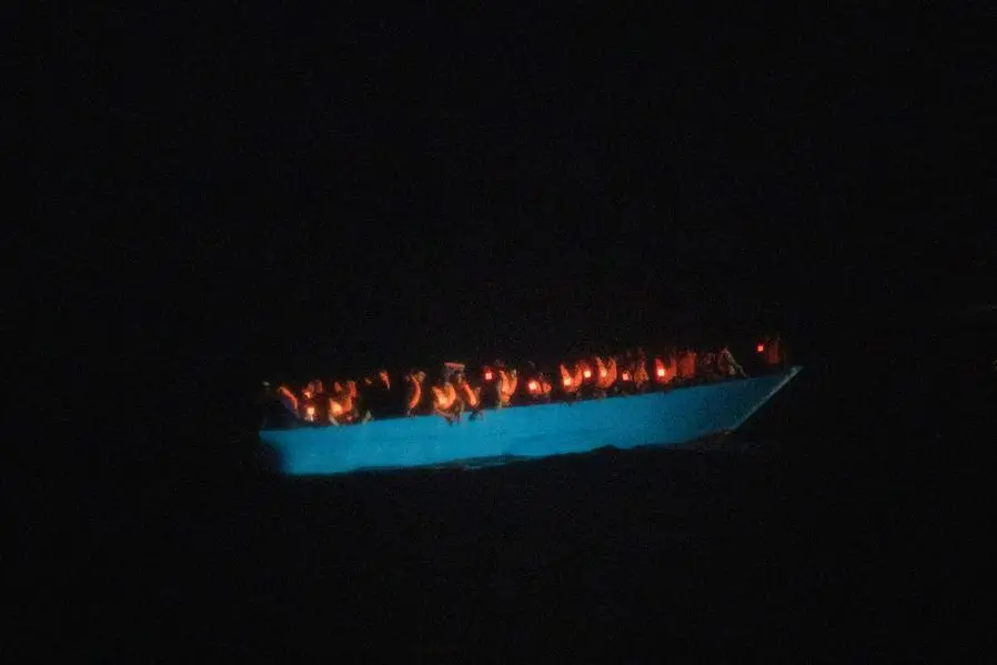 (Migranti in fuga dalla Libia nel Mediterraneo. Foto LaPresse)