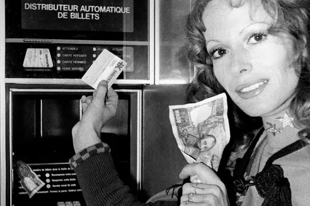 Archivio Storico Nella Foto: La madrina della nuova macchina Banche Distributori Contanti è Pascale Audret