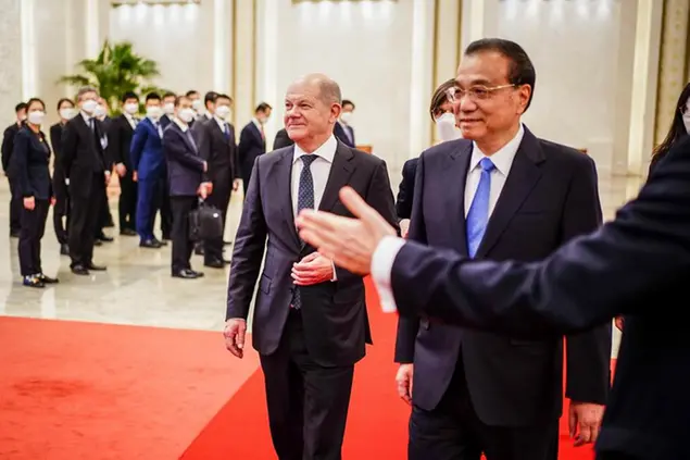 German Chancellor Olaf Scholz, left, meets China's Premier Li Keqiang at the Great Hall of the People in Beijing, China, Friday, Nov. 4, 2022. (Kay Nietfeld/Pool Photo via AP)