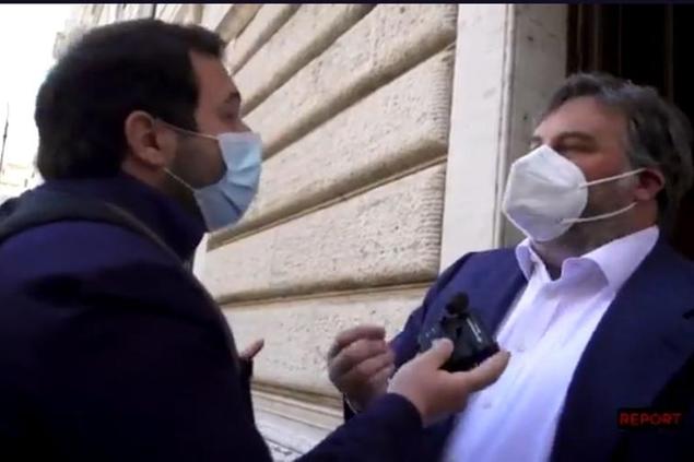 Il deputato Luciano Nobili intervistato da un cronista di Report