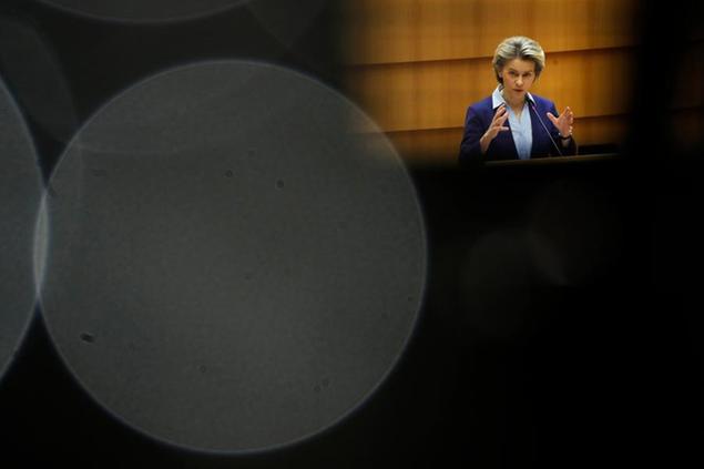 (La presidente della Commissione Ue Ursula von der Leyen durante un dibattito sui vaccini all'Europarlamento. Foto AP)