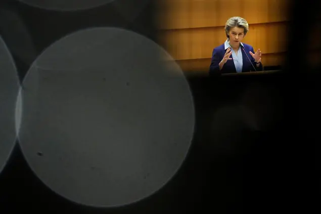 (La presidente della Commissione Ue Ursula von der Leyen durante un dibattito sui vaccini all'Europarlamento. Foto AP)