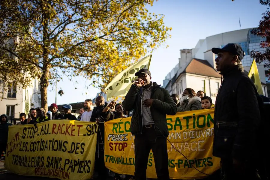 Una protesta per i diritti dei lavoratori irregolari e la loro regolarizzazione a piazza della Bastiglia a Parigi, 12 novembre 2022. Foto: Xose Bouzas/Hans Lucas