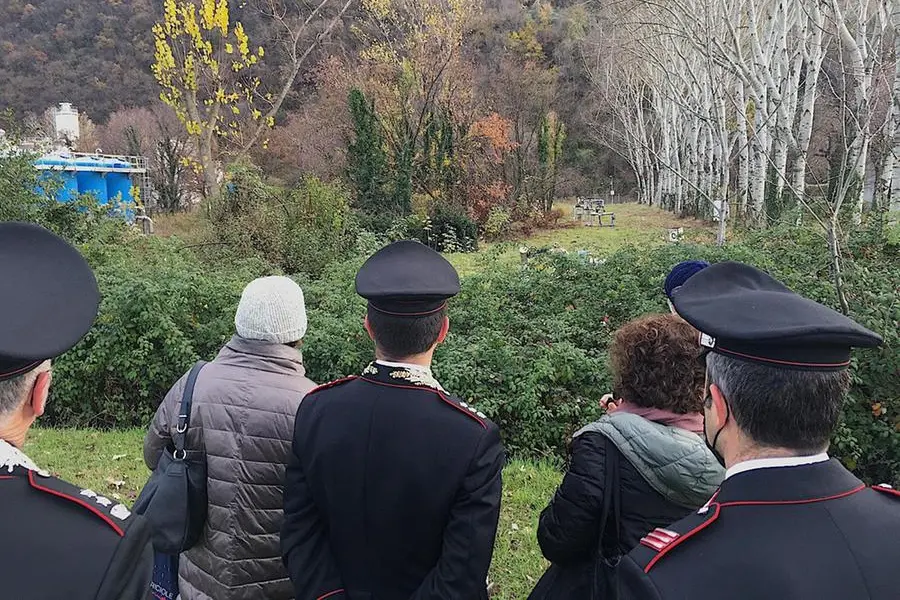 Carabinieri Noe e commissario Onu osservano la barriera idraulica dello stabilimento Miteni\\u00A0 (Foto Federico Bevilacqua NoPfasLand)