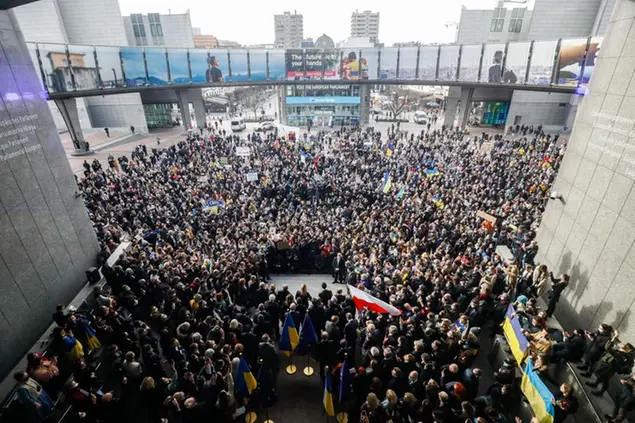Gathering outside the EP building in support to Ukraine. Foto Europarlamento