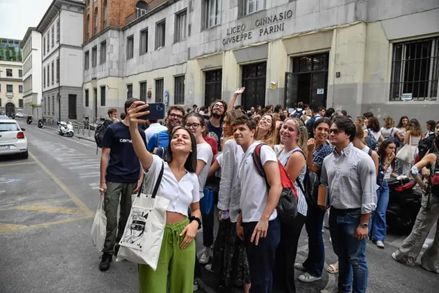 Studenti del Liceo Parini all’ingresso (Foto Claudio Furlan/LaPresse)