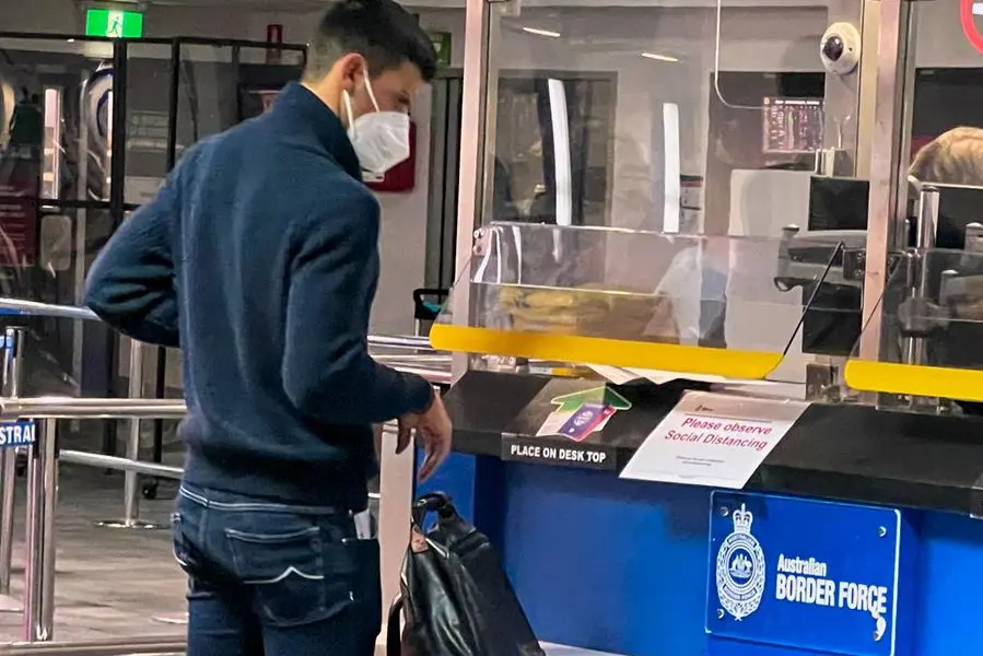(Djokovic bloccato in aeroporto. Foto AP)