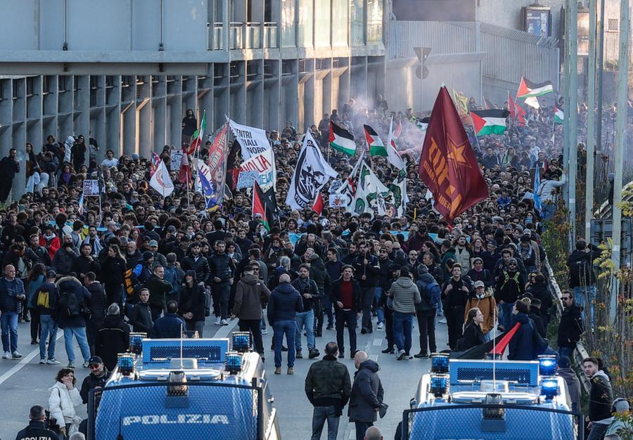 La rete di No Kings riempie la capitale. Scoppia il caso Salis: «Controlli preventivi»