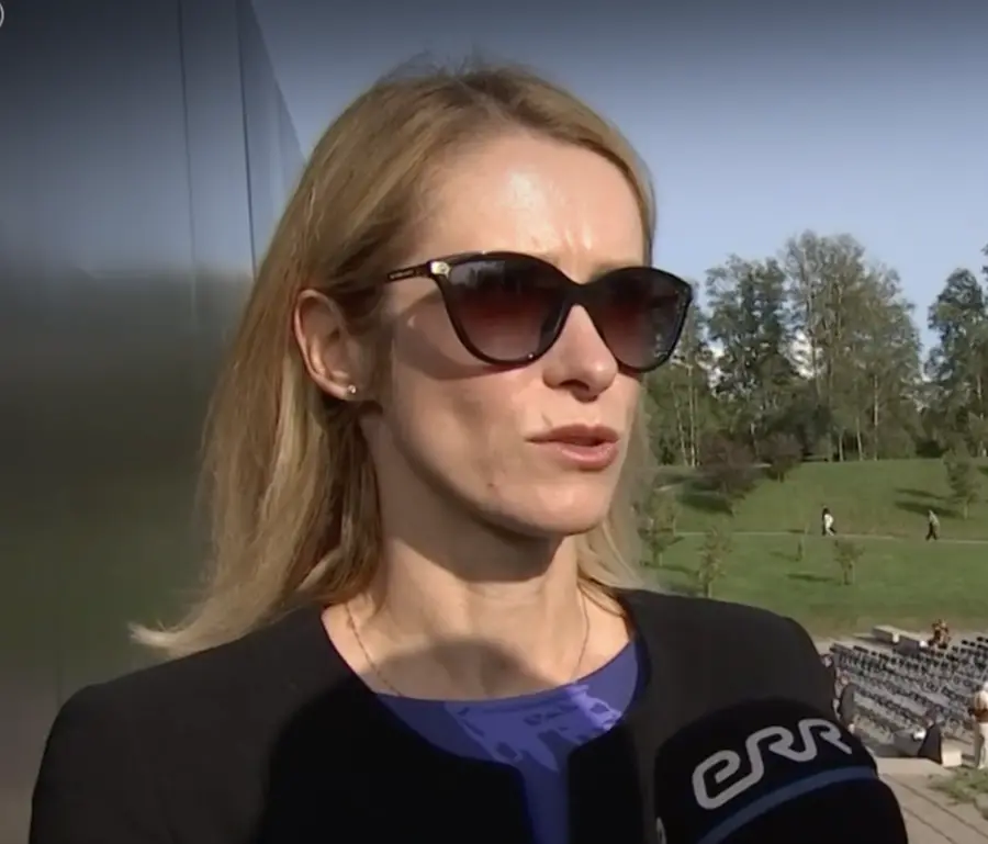 La prima ministra estone Kallas rilascia la sua prima intervista in seguito alle rivelazioni sugli affari del marito con la Russia. Si nasconde dietro agli occhiali da sole, un look che gran parte dei consulenti per le pubbliche relazioni non raccomanderebbe. Foto: screenshot / err.ee