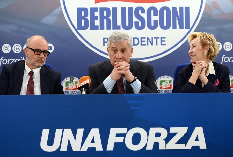 Forza Italia vuole medici “multitasking”: «Via le incompatibilità per ridurre le liste d’attesa»