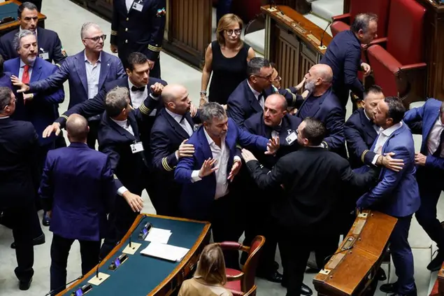 Momenti di tensione tra deputati durante la votazione finale del disegno di legge costituzionale sulla riforma della magistratura per la separazione della carriere