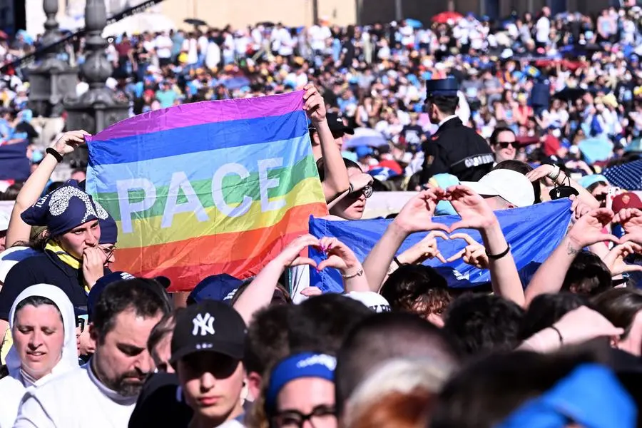 18/04/2022 Citta' del Vaticano. Piazza San Pietro. Pellegrinaggio degli adolescenti delle diocesi italiane promosso dal Servizio nazionale per la pastorale giovanile della Conferenza Episcopale Italiana ( CEI ) sul tema #Seguimi. Nella foto giovani in piazza con la bandiera dell’ Ucraina e della pace