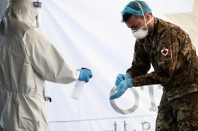Un operatore sanitario dell'esercito presta servizio\\u00A0per l'emergenza Covid-19 (LaPresse)