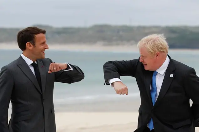(Lo scontro tra Londra e i leader europei, Emmanuel Macron per primo, non si è placato nel weekend durante il G7. Foto AP)