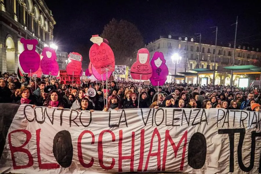 Un corteo contro la violenza sulle donne organizzato da Nonunadimeno